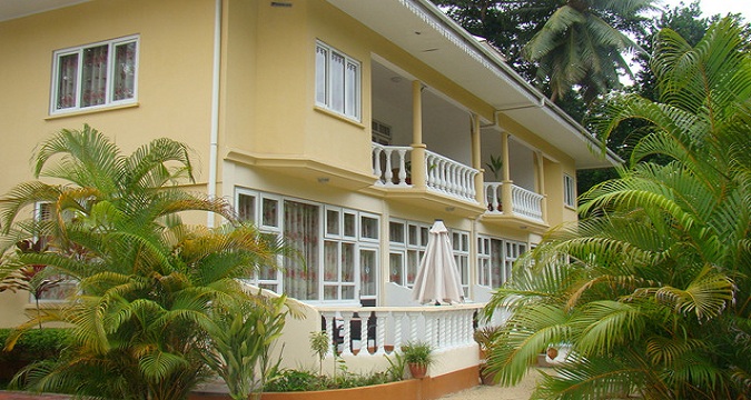 Reef  Holiday Apartments